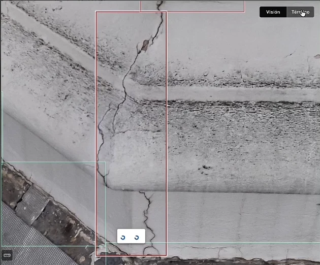 Fisura en fachada como evidencia visual en una inspección de edificios con drones