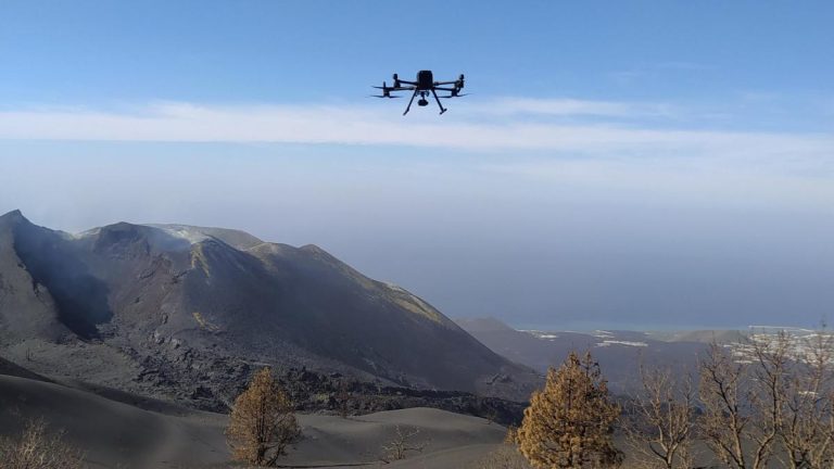 Grupo BlueDrone en La Vanguardia: pilotos de drones formados en España