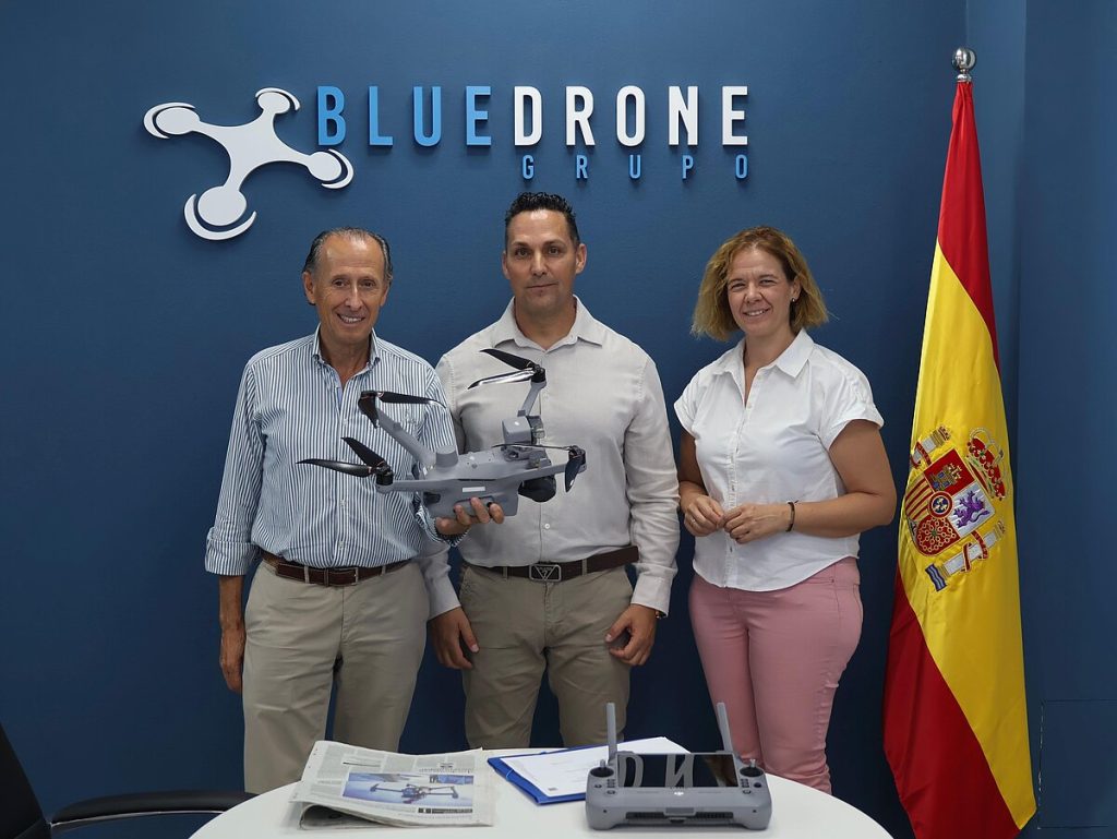 El alcalde de Chiclana, José María Román, visita las instalaciones de BlueDrone Formación en el Centro Comercial Las Redes